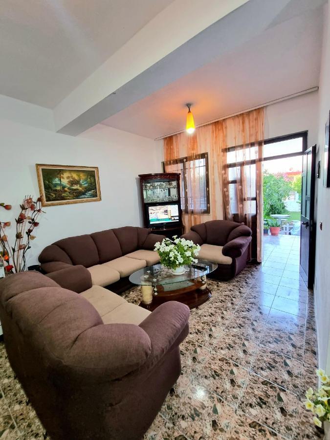 Guest House Vila Elezi Durrës Esterno foto