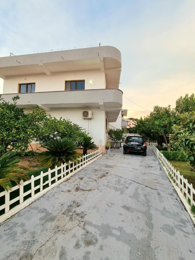 Guest House Vila Elezi Durrës Esterno foto