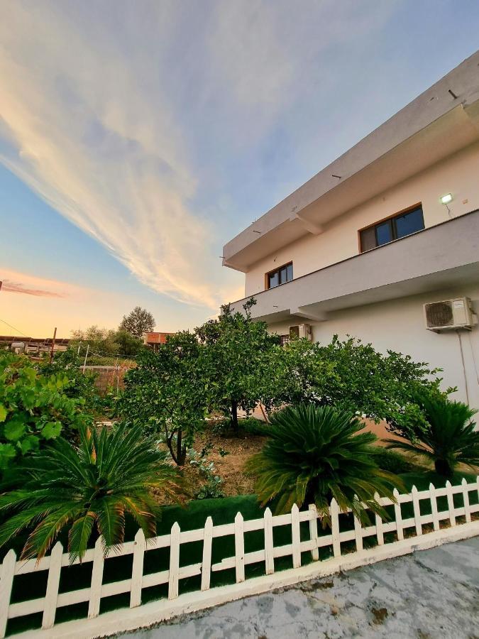 Guest House Vila Elezi Durrës Esterno foto